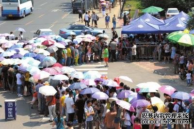 游客大軍在北大東門(mén)外等待。